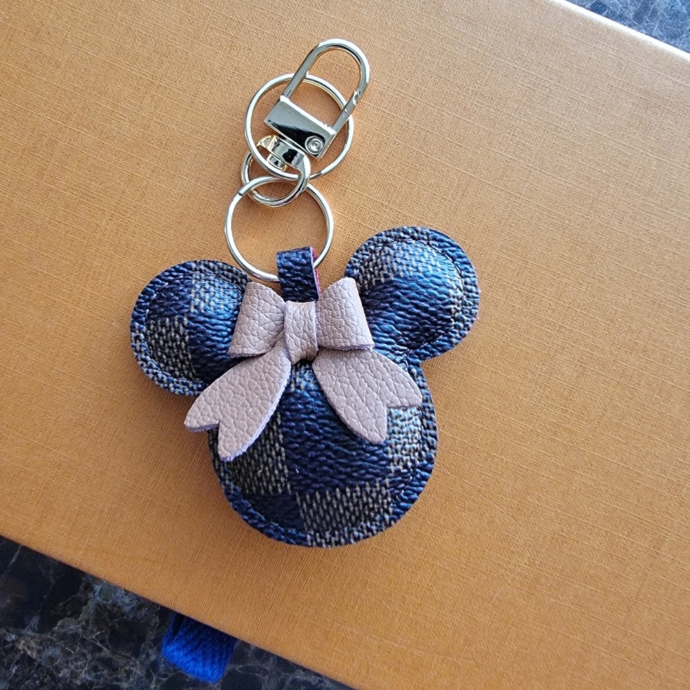 🤎 Minnie mouse keychain 🤎 - Picture 2 of 7
